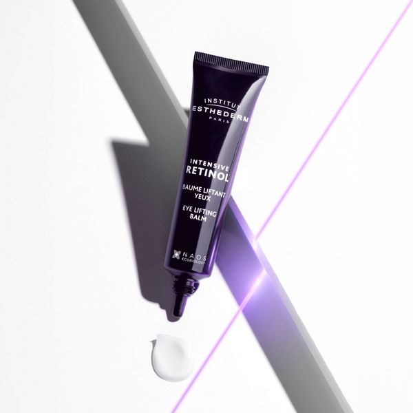 Baume liftant yeux intensive rétinol tube on a white background with purple light stripe.