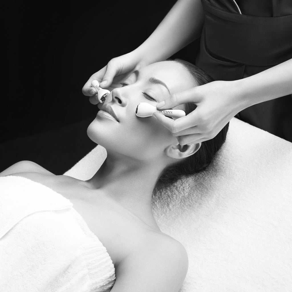 Beauty treatment demonstration for Traitement intensif Taches, addressing pigmentation, hydration, and complexion.