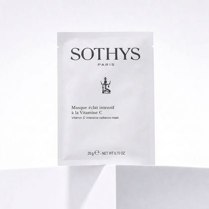 Masque Éclat Intensif en sachet blanc minimaliste en papier, packaging sobre avec logo noir Sothys Paris.