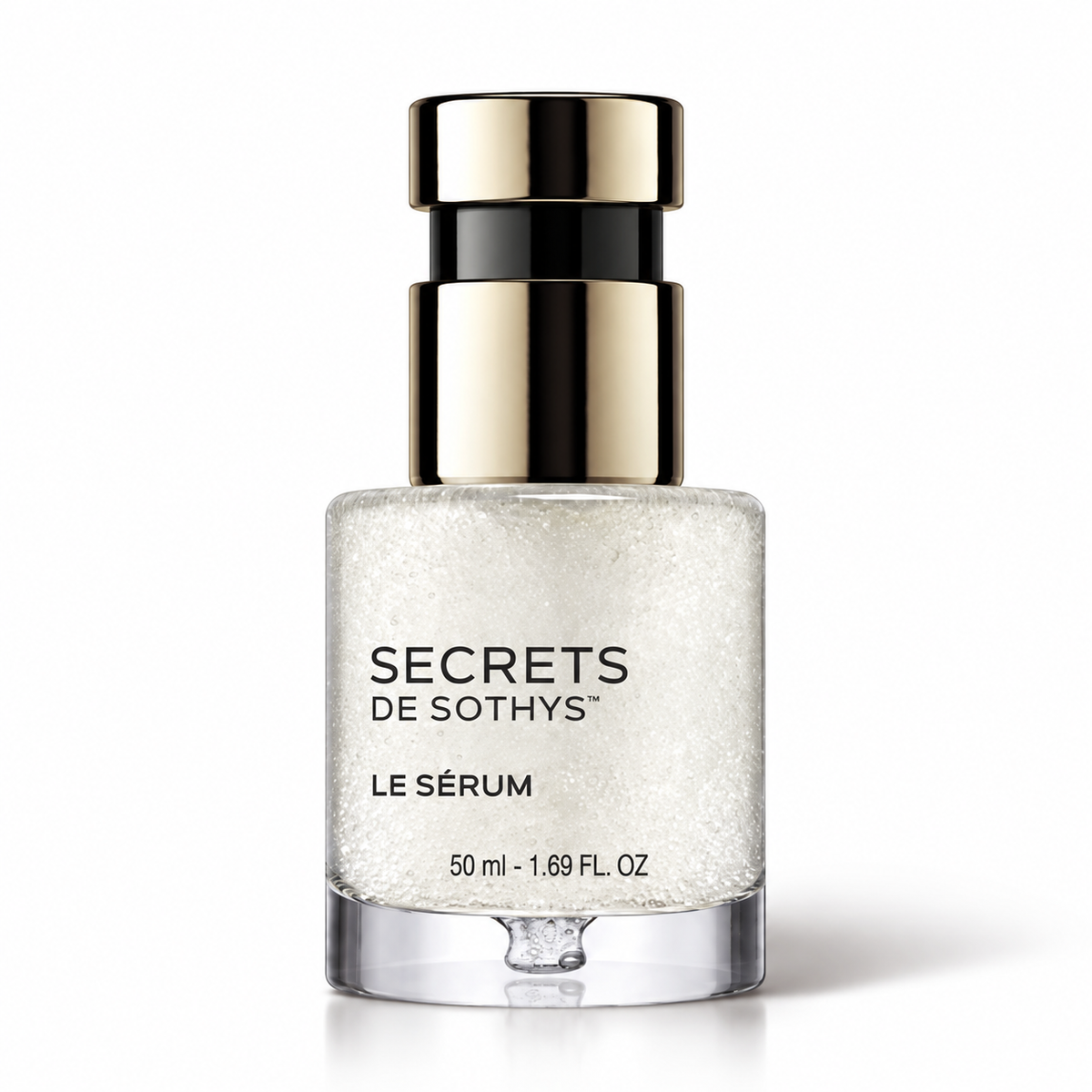 Sérum visage Secrets de Sothys en flacon transparent, texture nacrée et pompe noire et dorée. Prévente disponible début octobre
