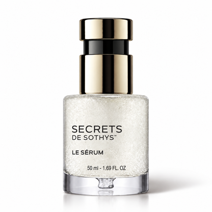 Sérum visage Secrets de Sothys en flacon transparent, texture nacrée et pompe noire et dorée. Prévente disponible début octobre